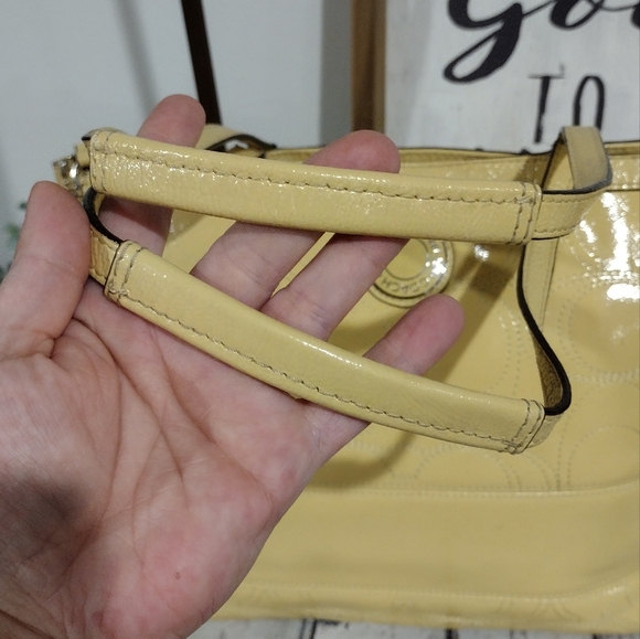 😁 Coach Custard Yellow Patent Leather Signature Stripe Tote Shoulder Bag - Picture 5 of 13